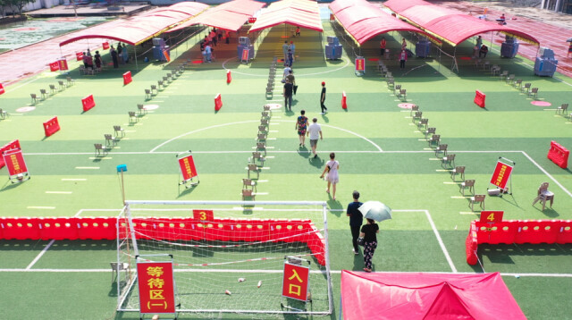 清水塘小学核酸检测点居民有序入场.jpg