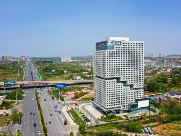 “营商服务体验官”走进北斗产业园