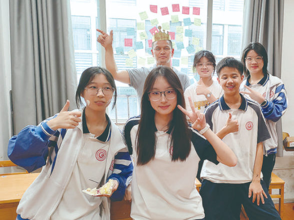 集体生日会 为备考学子送上温暖“减压礼”