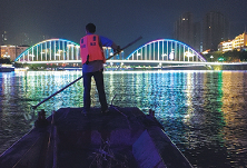 浏阳河上夜间保洁让“水清岸绿、人水和谐”