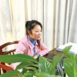为老人代办医保报销，她一帮就是12年