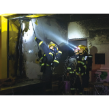 闹市商铺深夜起火，环卫工秒变“救火员”