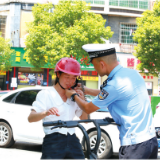 高温下的一线交警：捋把脸上的汗，继续执勤