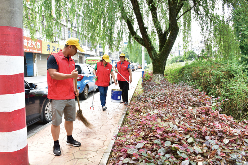 “黄帽子雷锋志愿者”正在社区打扫卫生，营造舒心的生活环境。集里桥社区供图