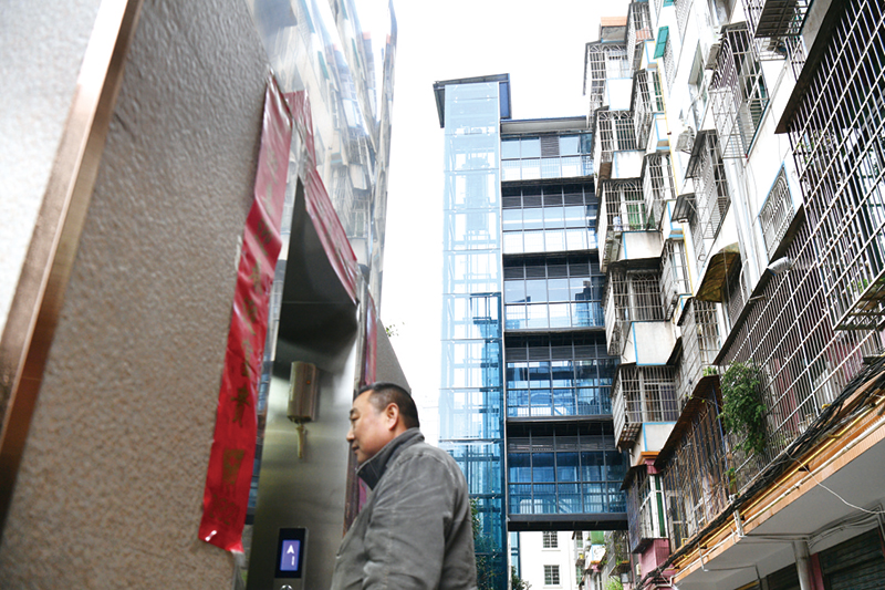 淮川街道土产小区改造后，新安装的电梯为居民生活提供了方便。记者彭红霞
