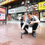 【老友记】坐上自制小板凳，手上笔走龙蛇