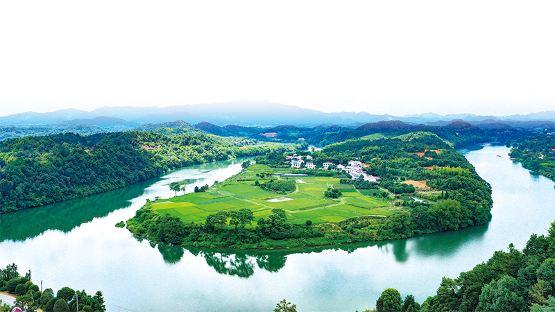 在枨冲八湾—曲尺湾,河岸树木葱茏,河面碧波荡漾,犹如一幅山水画