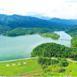 小村环绿水 青山映碧波