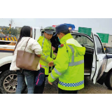 7岁女童突发疾病，高速上接力救援