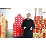 “老梁”接听的电话不断，库存已卖出4000件
