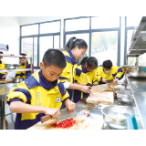 蒸菜馆“开进”校园，小学生大秀厨艺