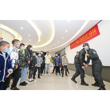 女特警走进少年宫，现场教授防身术