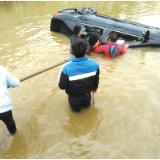 小车意外落水，他跳入池塘救起一家四口