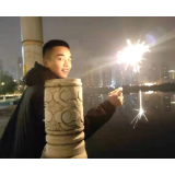深夜女子落水，他跳入刺骨湖水施救