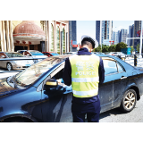 市民通过斑马线，司机驾车径直驶过