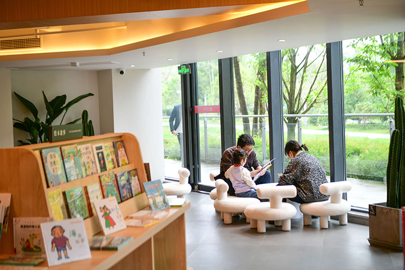 一家三口正在浏阳乐之书店享受阅读时光。