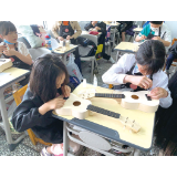 市图书馆工作人员带着尤克里里走进乡村小学课堂