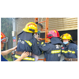 家中起火,孩子被困二楼,邻居扛着长梯冲过来