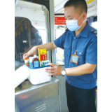 乘客突然晕厥，公交车司机紧急救助