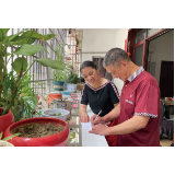 丈夫中风成“幼童”，妻子自制学习手册教识字