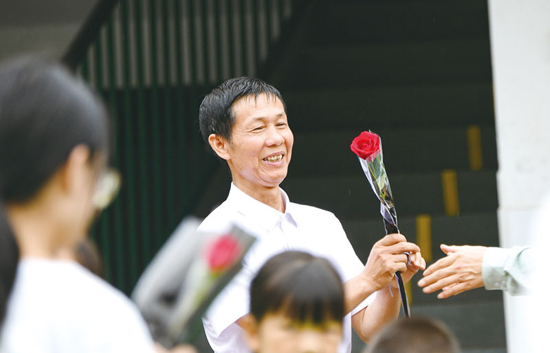 7月4日，戴端全上完“最后一课”，曾经教过的学生跑来给他献花、送上祝福。