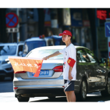  街头路口的志愿红