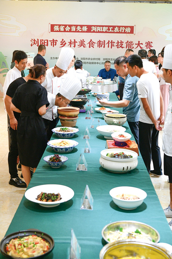 所有菜品制作完成后，统一在桌上展示，现场选手和市民在讨论和拍摄菜品。