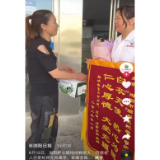 护士跪地抢救昏倒老人，家属全城找她道谢
