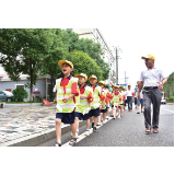 社区“花式带娃”“托”起多彩假期