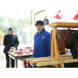 肉食店里围炉喝茶，邻里共聚暖意融融