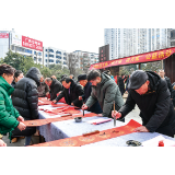 挥毫泼墨送春联