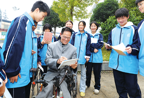 “轮椅超人”黄任锋以自身经历演讲，感动了一大批浏阳学子