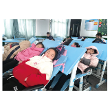 课桌椅秒变“午睡床”