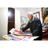 浏阳八旬老人收藏烟标记录时代变化