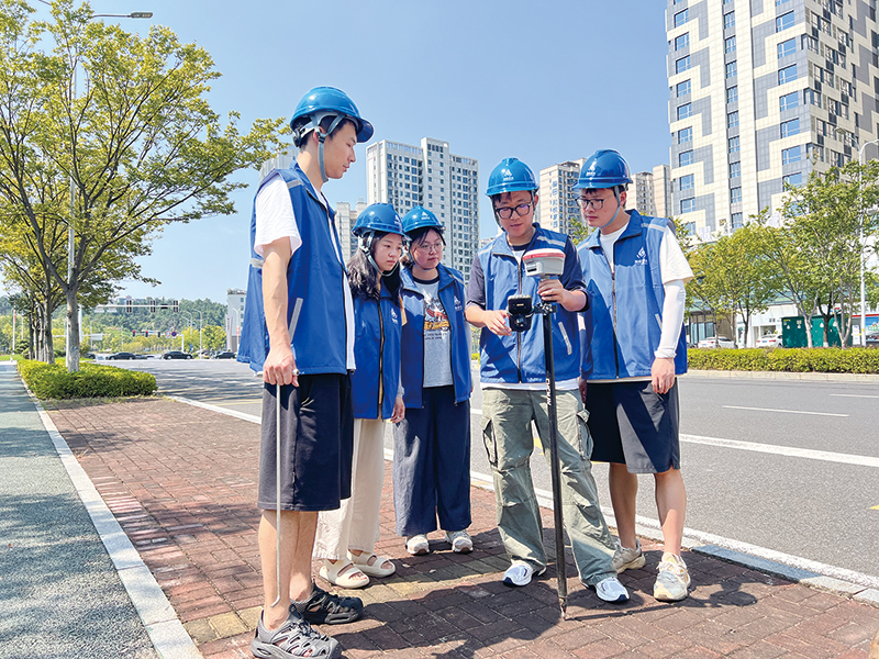 03版专题-2.jpg 03版专题-2.jpg