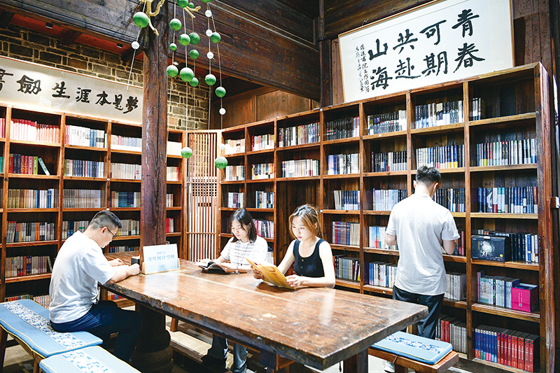 08版专题-2.jpg 08版专题-2.jpg