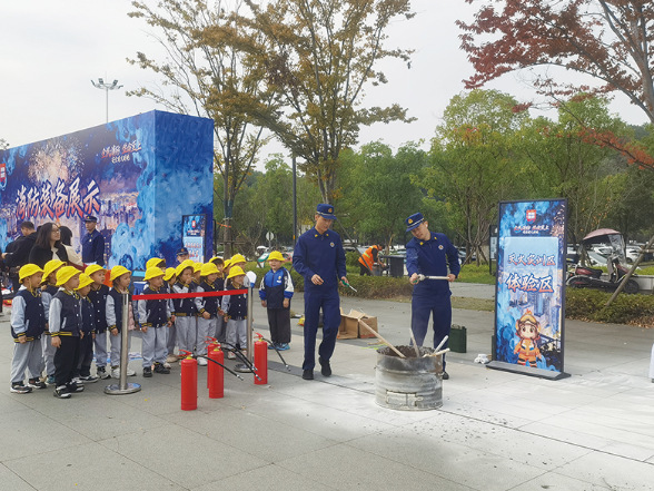 戴上VR眼镜，直面“火场脱险”