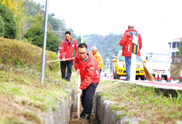 最美公路人冯伟：用心呵护“最美公路”，用情点亮“暖心驿站”