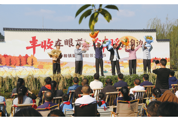 “农民模特队”田野T台秀丰收