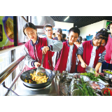 道吾中学持续开展特色德育教育,鼓励学生“把课堂搬进厨房”