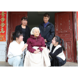 邻里点赞的好儿媳,孝养百岁婆婆胜似亲妈