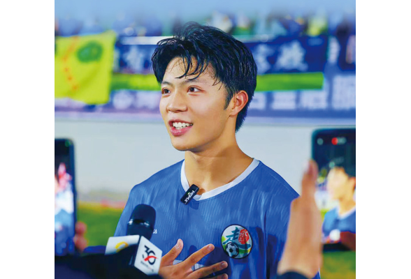 激战湘超赛场，浏阳伢子上演“倒挂金钩”