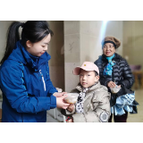 冬至邻里情 饺子暖人心