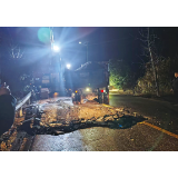雨夜路面突然塌陷，各方联动快速处置