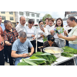 澄潭江镇和家村举行包粽子大赛 五旬木工师傅“技压群芳”