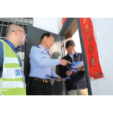 反诈宣传“敲”进门