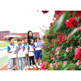 新屋岭小学200米月季花墙变身“美学教科书”