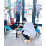 老人候车突发脑梗，车站工作人员紧急救助
