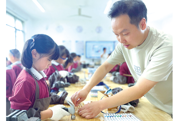 小学生做“木工”，锯子凿子玩出创造力