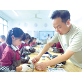 小学生做“木工”，锯子凿子玩出创造力
